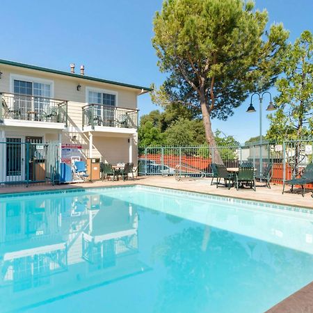Best Western Cedar Inn & Suites Анджелс-Кэмп Экстерьер фото